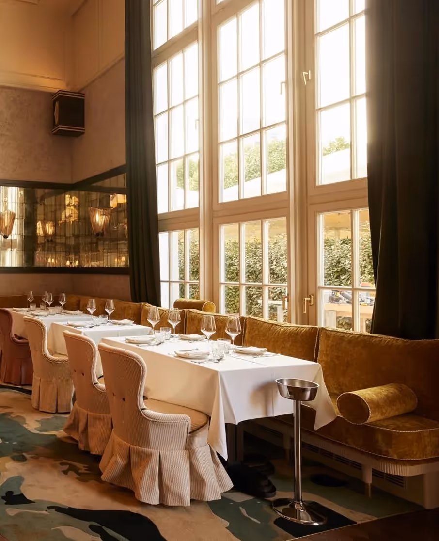 Eleganter Gastraum mit großen Fenstern