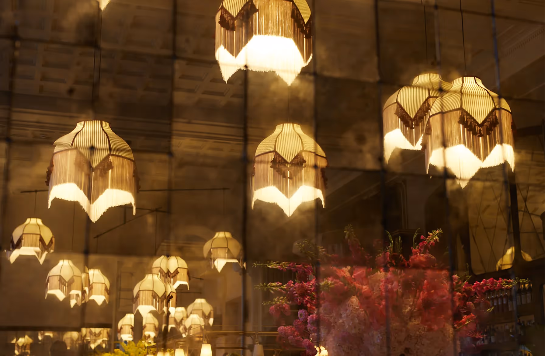 Atmosphärische Beleuchtung im Restaurant mit Designlampen