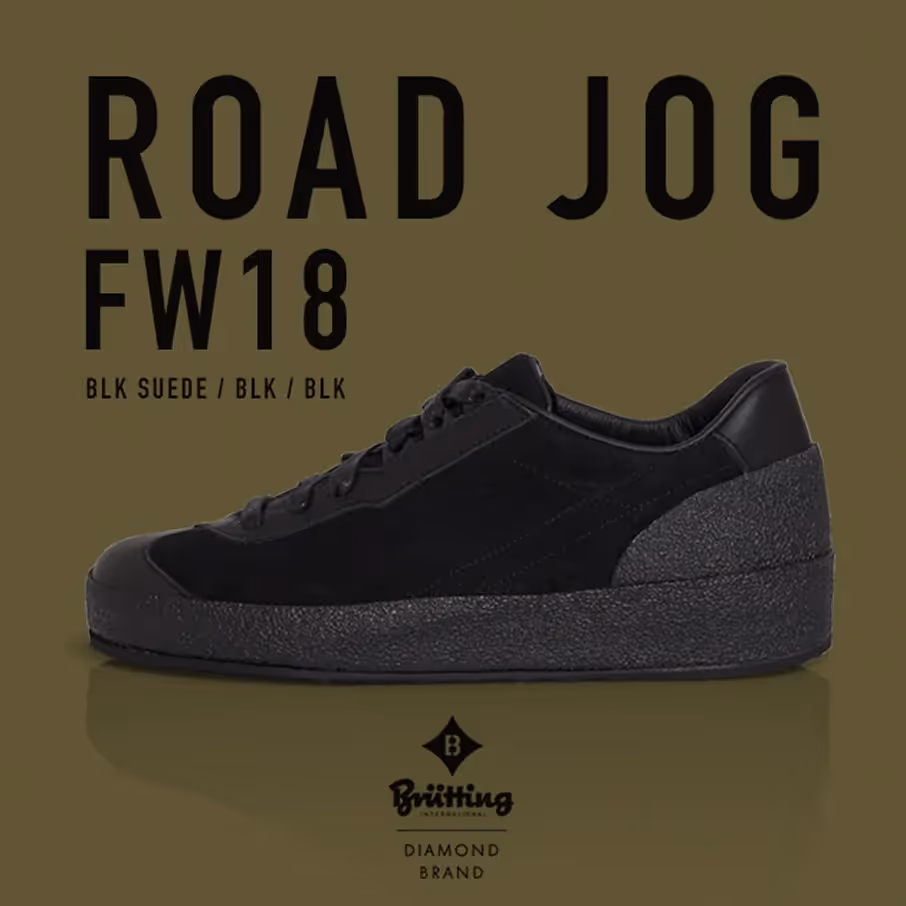 Schwarzer Sneaker mit „Road Jog FW18“ Schriftzug auf farbigem Hintergrund