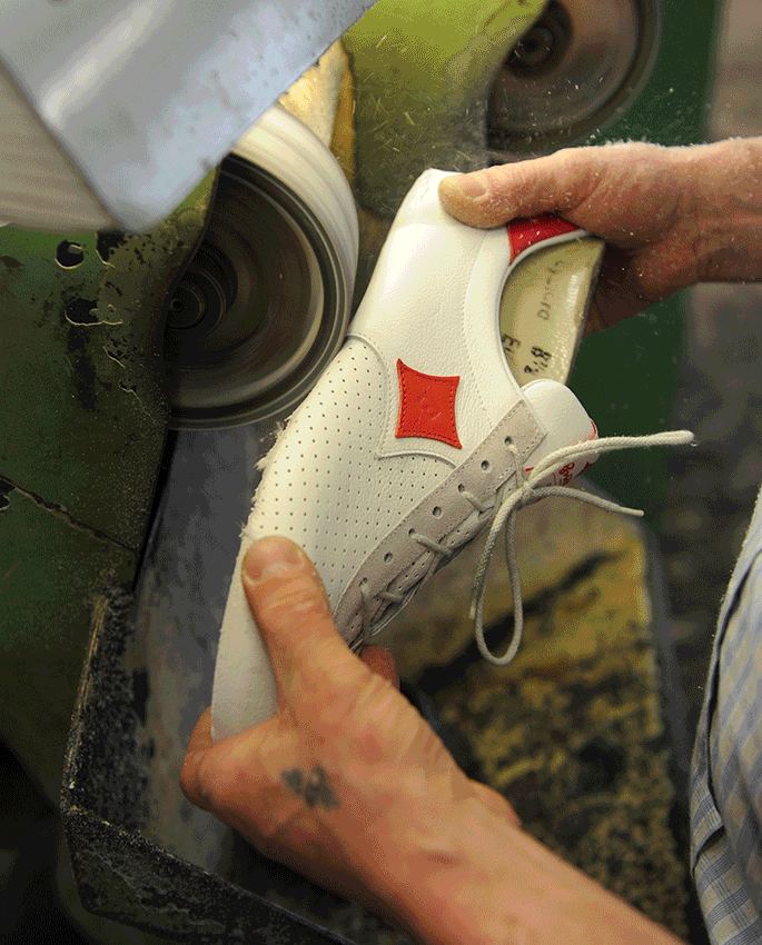 Handarbeit an Sneaker in der Produktion