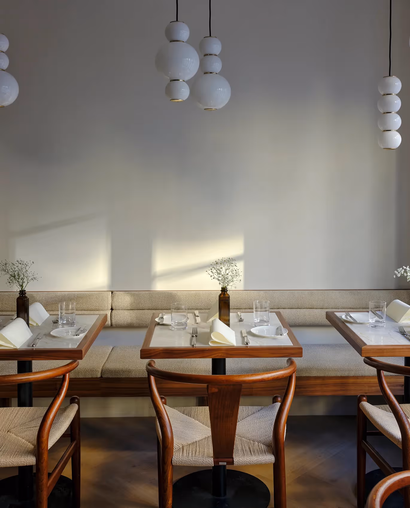 Restaurant-Innenraum mit gedeckten Tischen und Licht