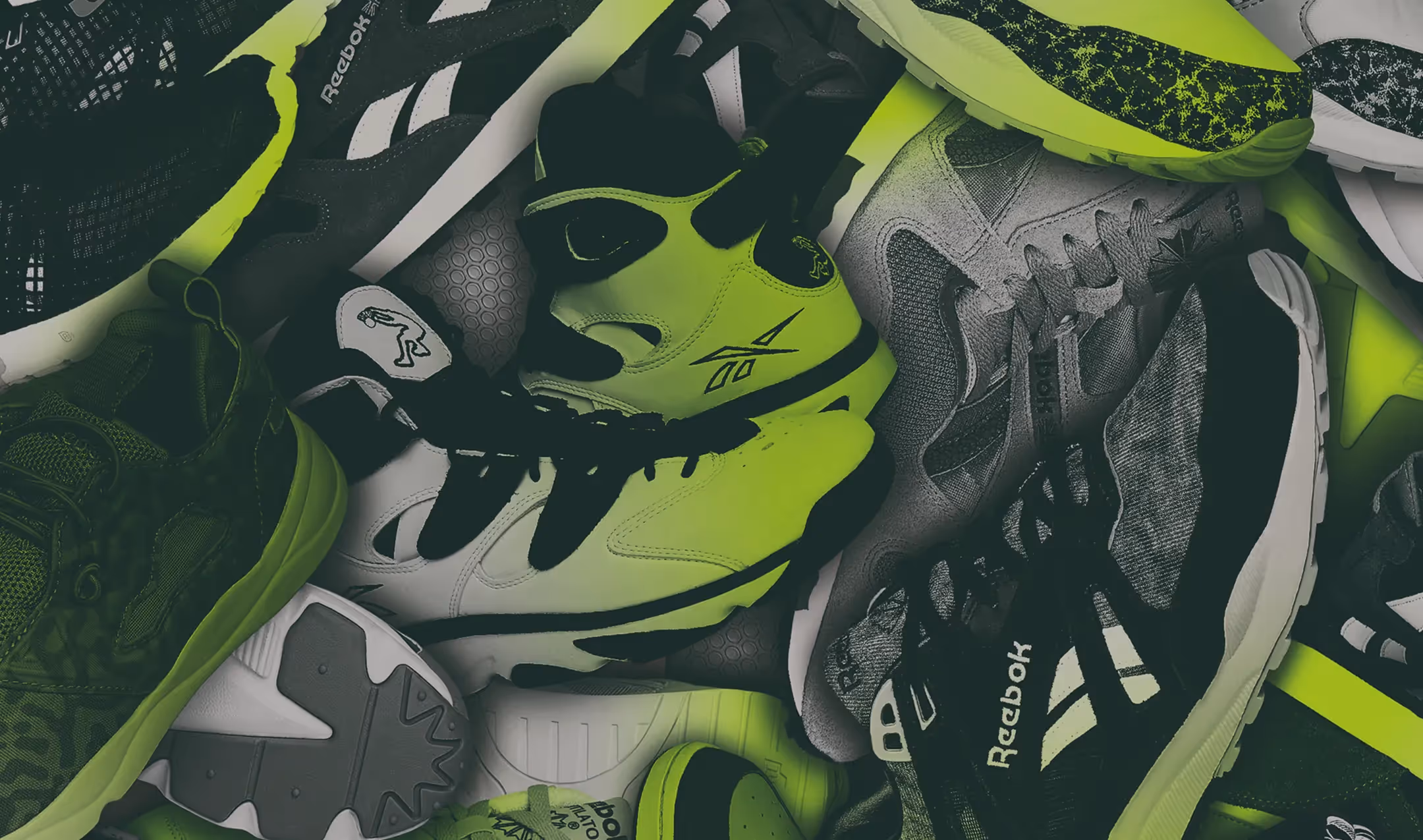 Grafik von mehreren Sneakern übereinander, überwiegend in Schwarz und Neongrün