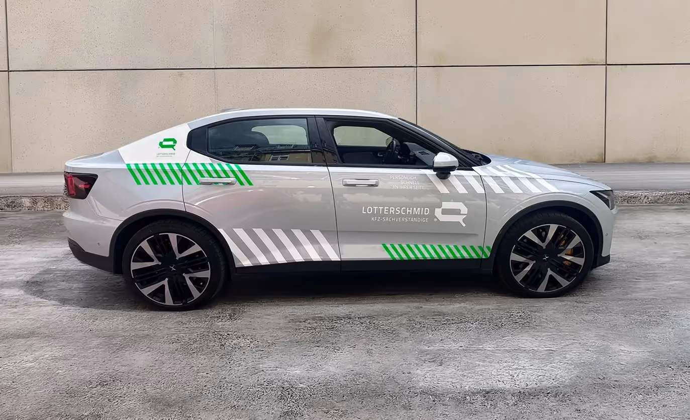 Fahrzeug mit Lotterschmid Beklebung im Corporate Design