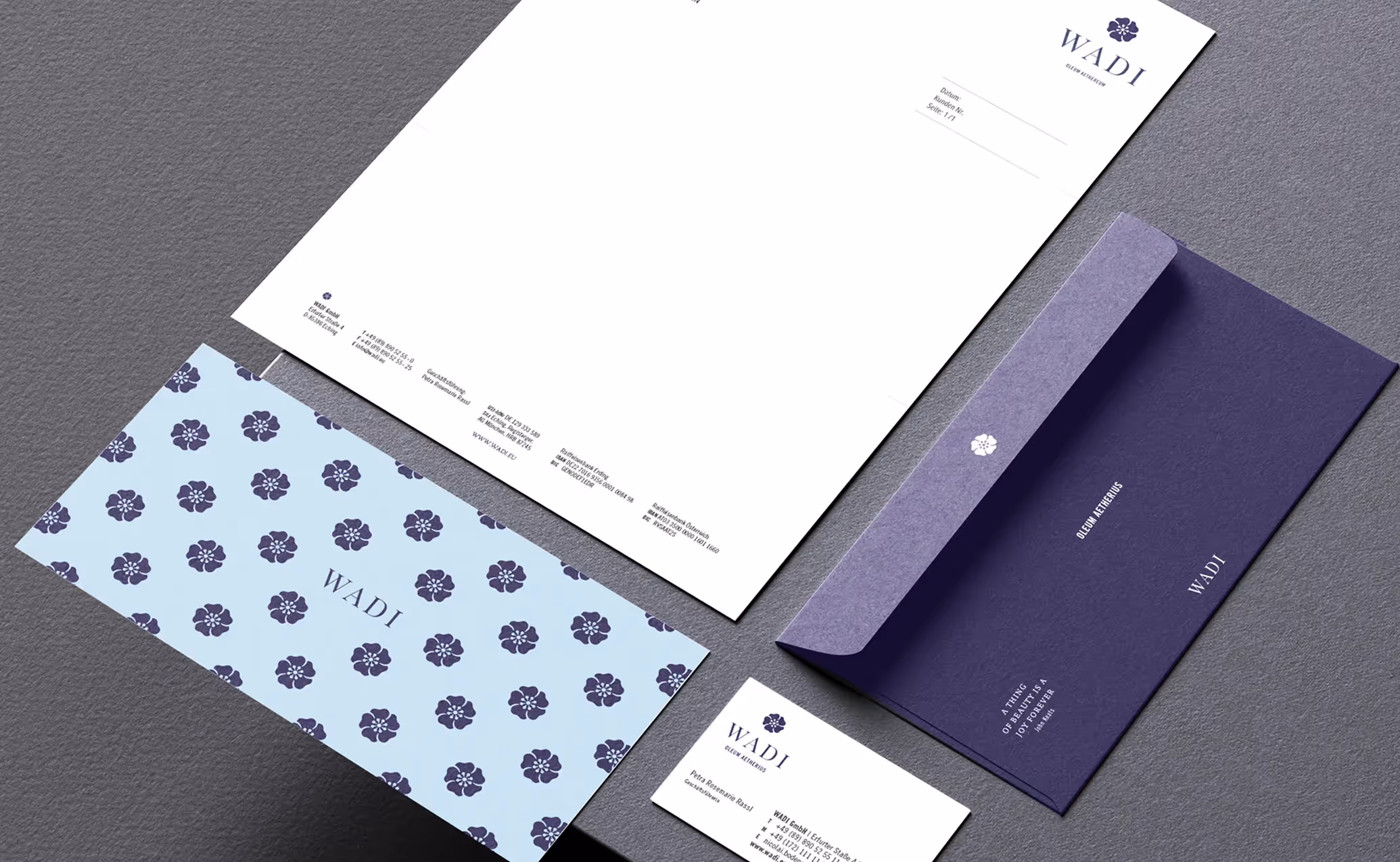 Briefpapier, Umschlag und Visitenkarte mit floralem Muster im WADI Design