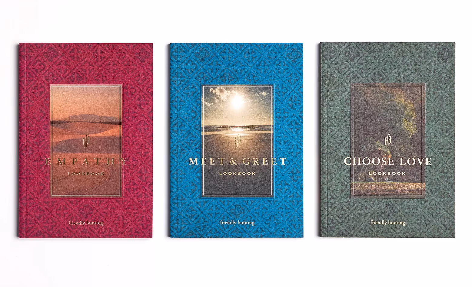 Drei Looksbooks mit unterschiedliche Mustern und Farben nebeneinander