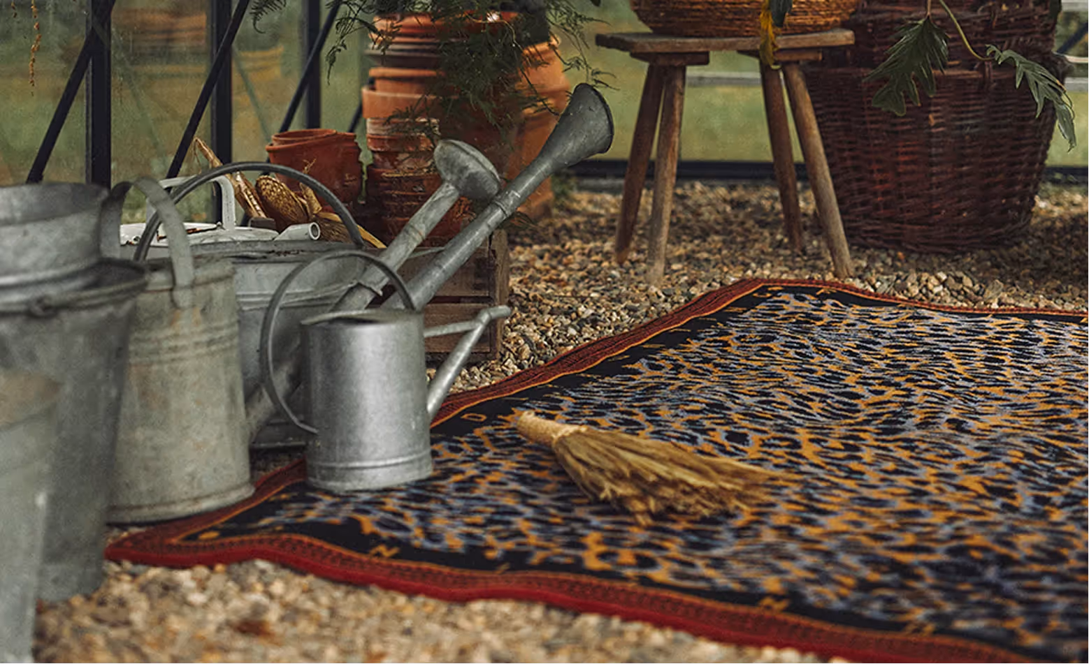 Teppich mit Muster in einem Gewächshaus mit Pflanzen