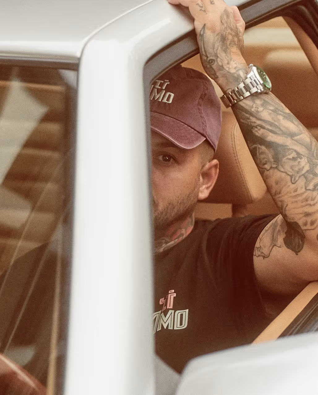 Person sitzt im Auto und schaut aus dem Fenster