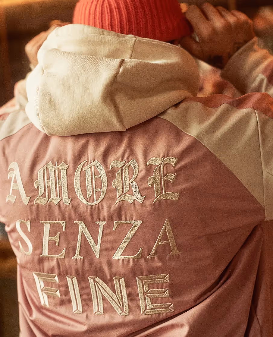 Jacke mit großem Schriftzug auf dem Rücken