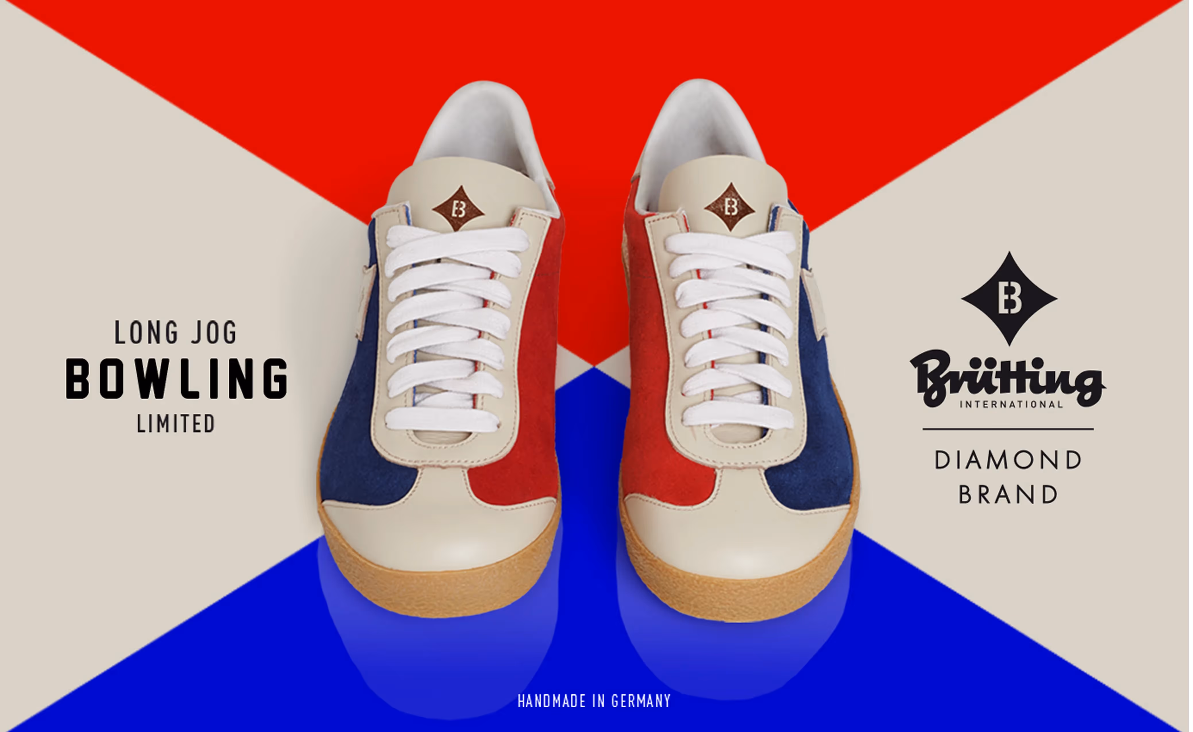 Sneaker vor geometrischem Hintergrund in Rot, Blau und Beige