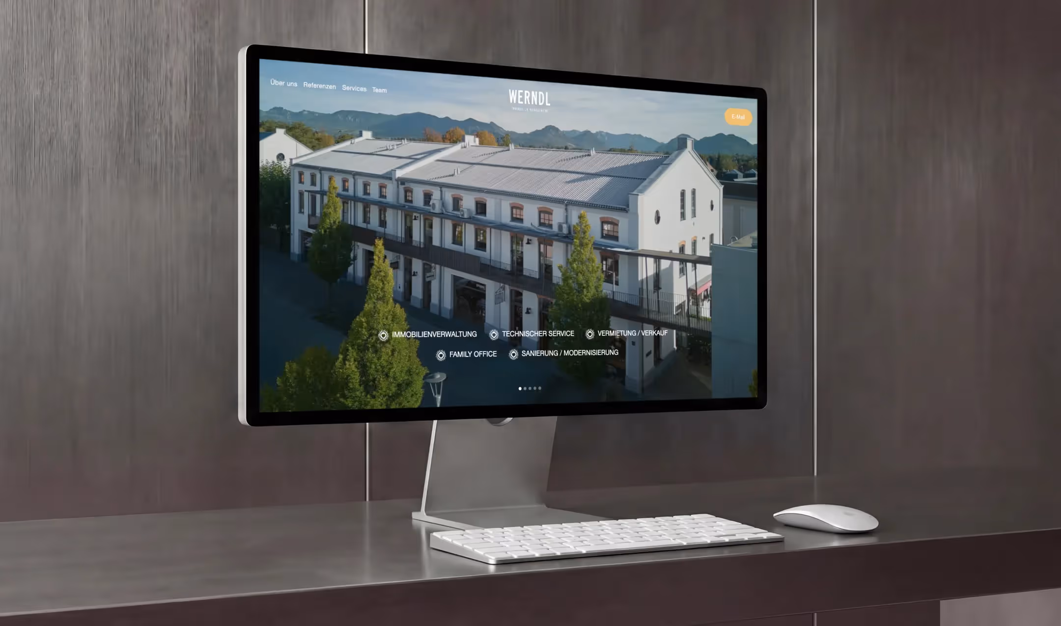 Desktop-Mockup mit Immobilien-Website auf Bildschirm