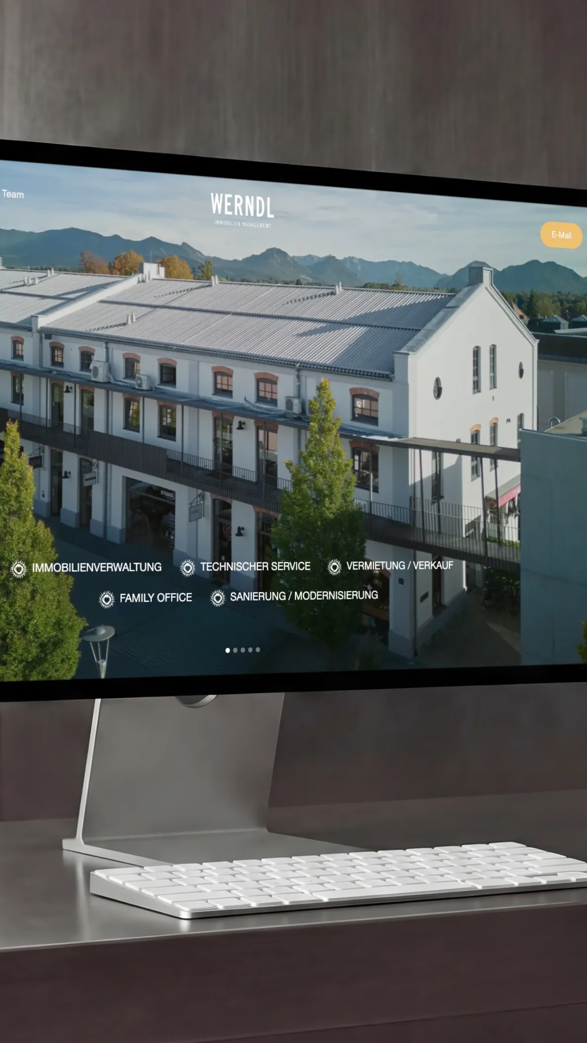 Desktop-Mockup mit Immobilien-Website auf Bildschirm