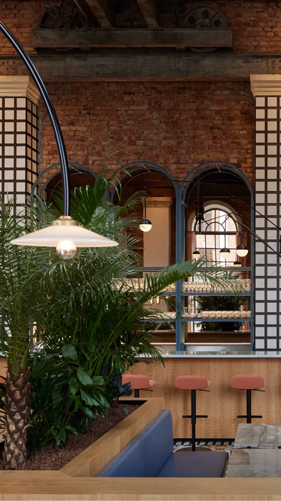Restaurant-Innenraum mit Backsteinwänden, Bar und Sitzbereichen