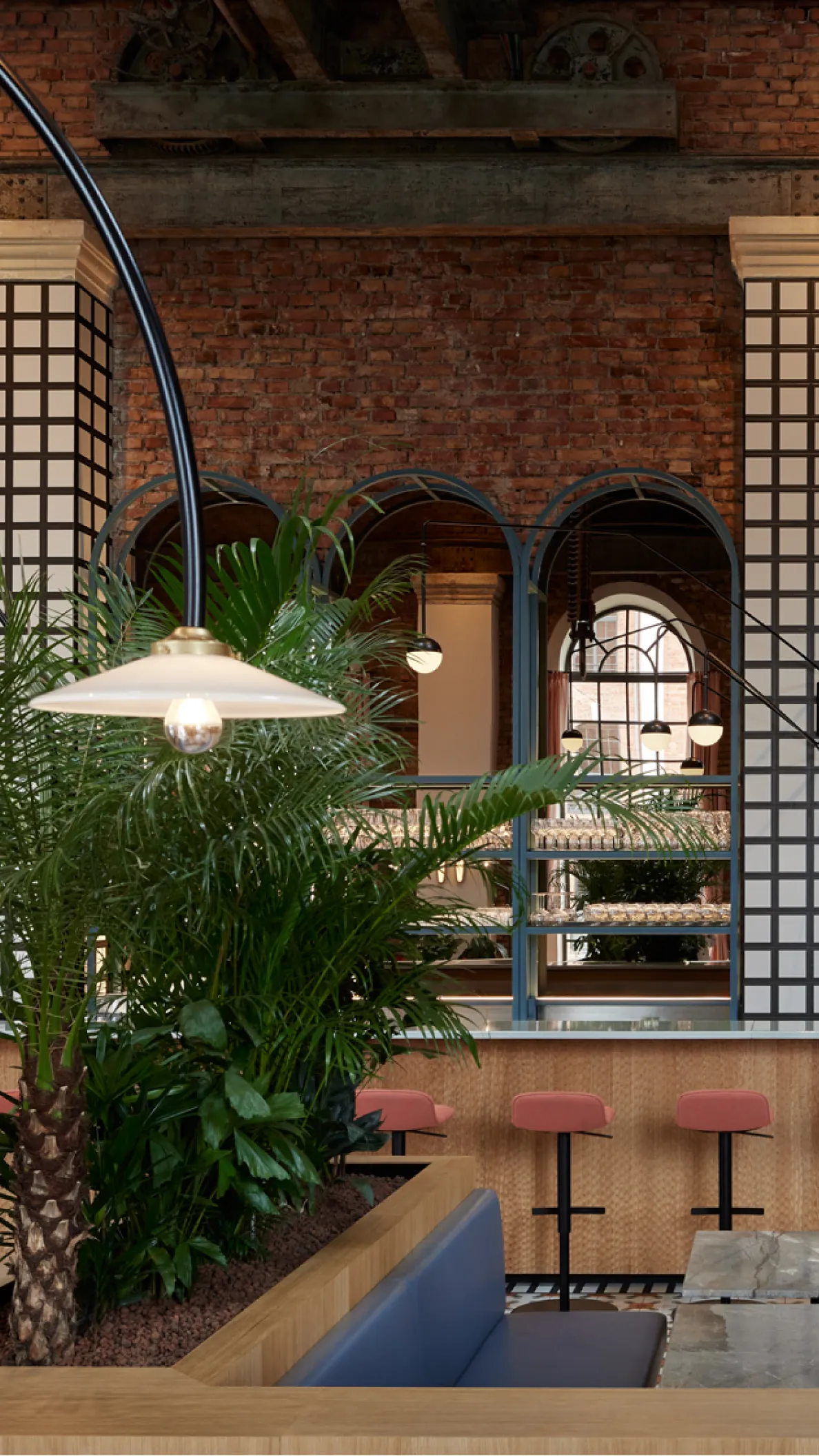 Restaurant-Innenraum mit Backsteinwänden, Bar und Sitzbereichen