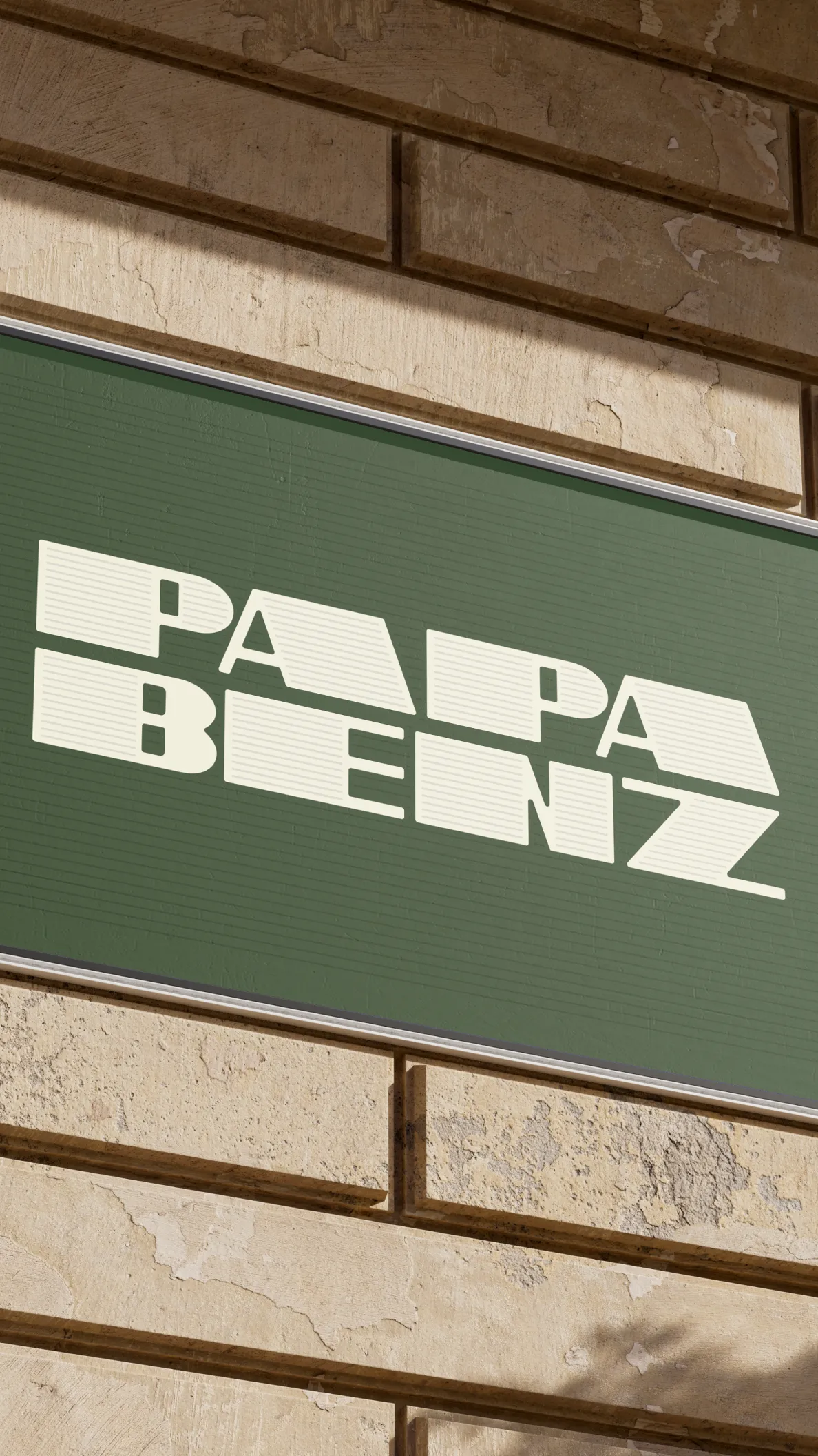 Schild mit Logo „Papa Benz“ an Backsteinfassade