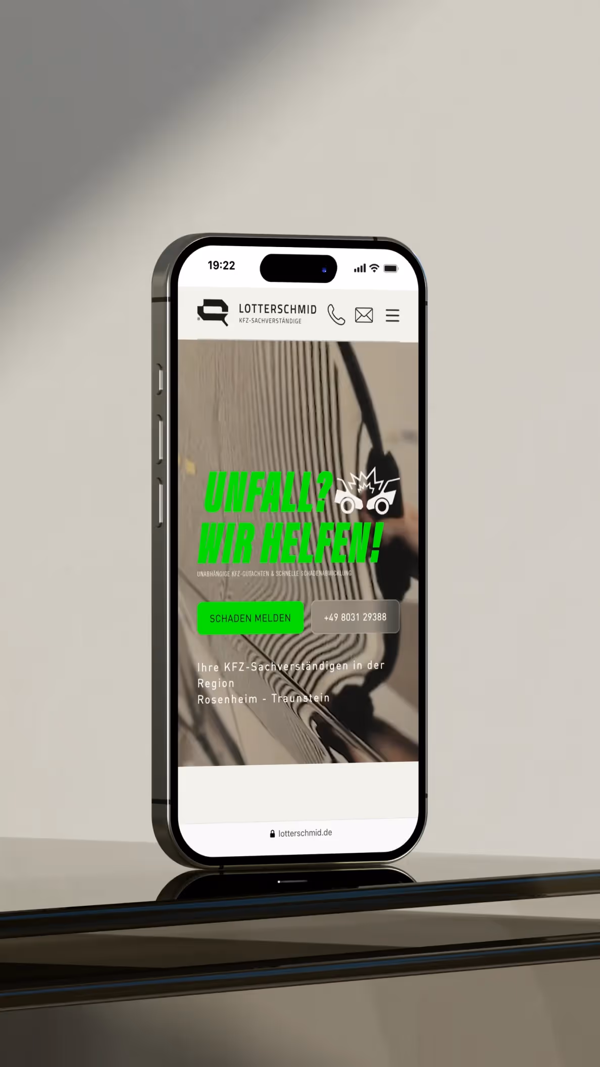 Smartphone-Mockup mit Website von Lotterschmid KFZ-Gutachter