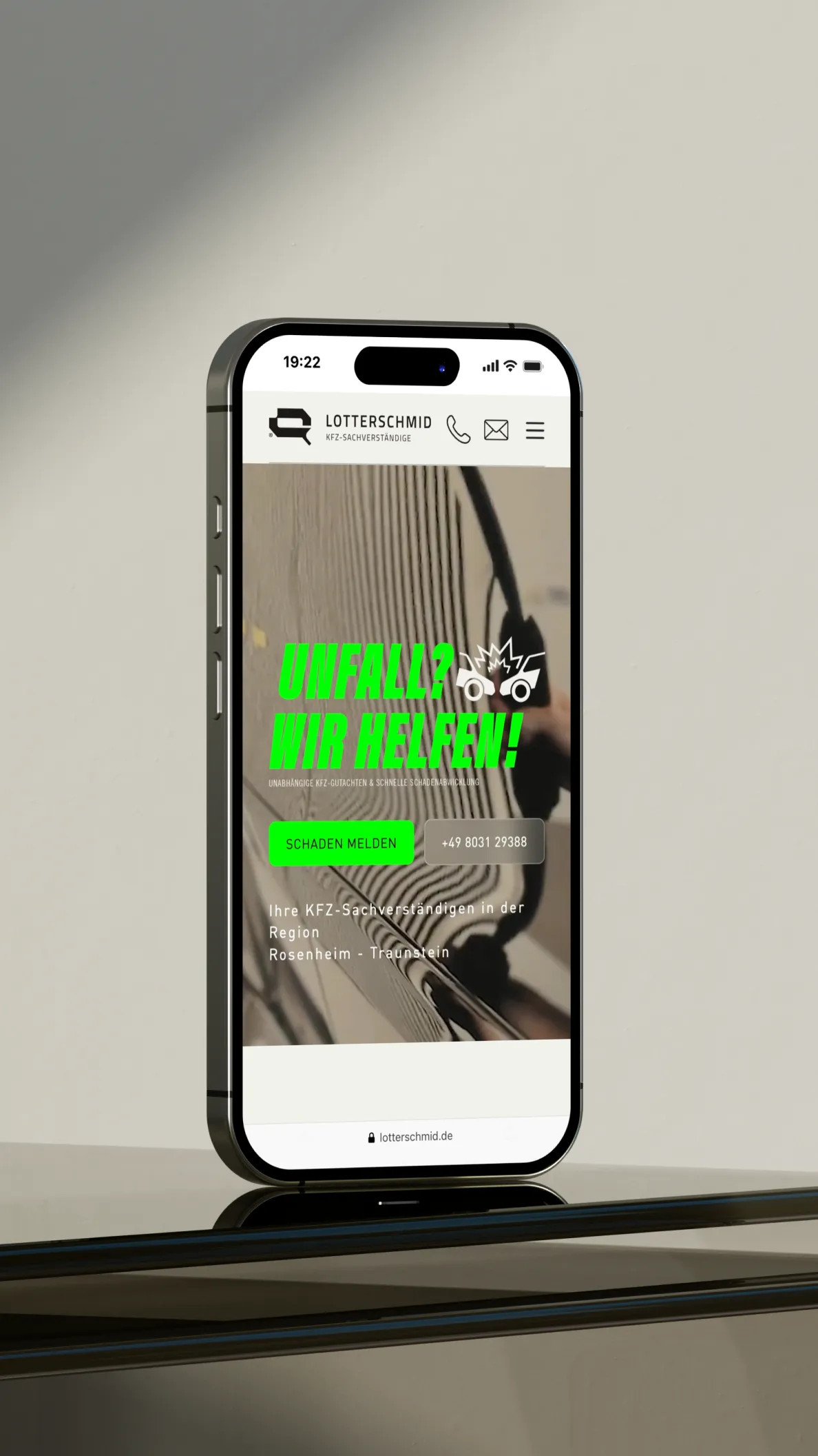 Smartphone-Mockup mit Website von Lotterschmid KFZ-Gutachter