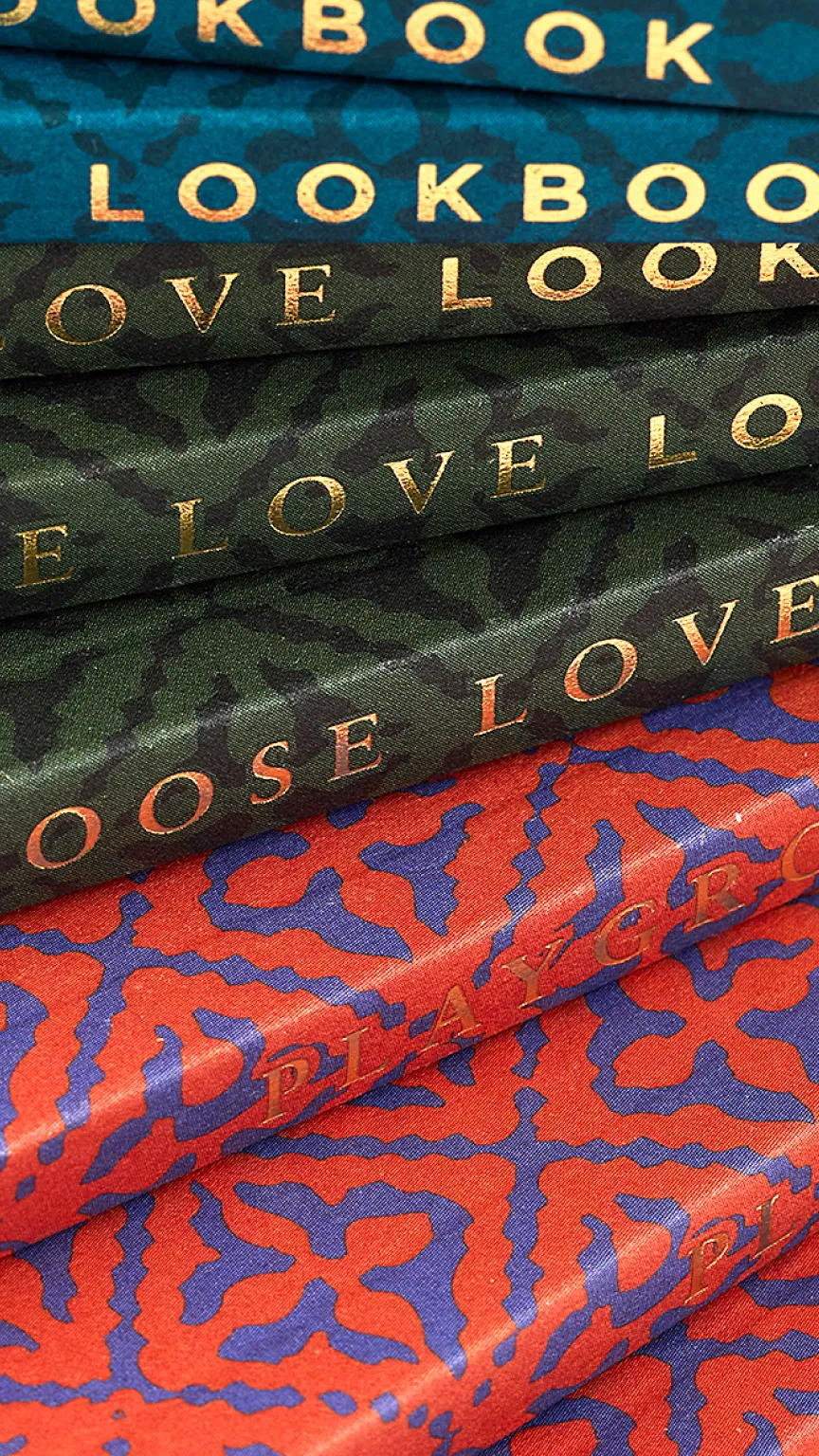 Mehrere Friendly Hunting Lookbooks liegen übereinander