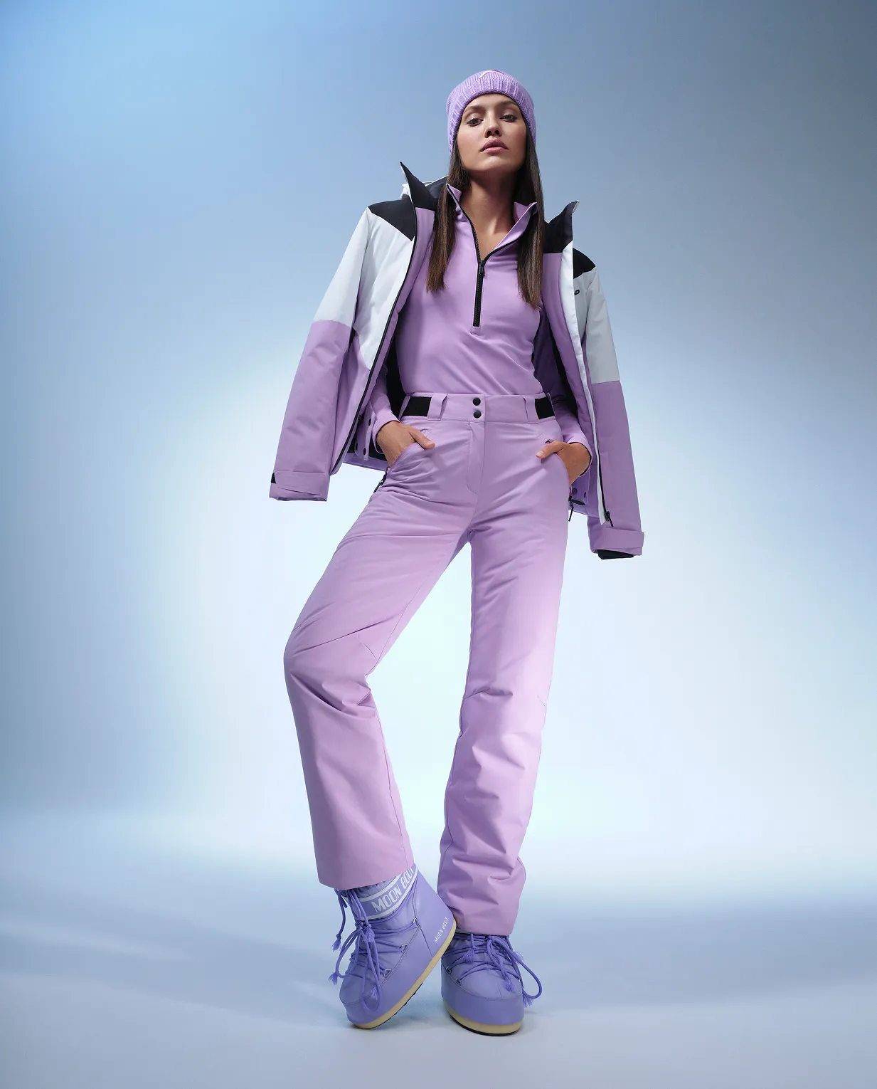 Frau in helllila Skianzug mit sportlicher Silhouette aus der HEAD Winterkollektion