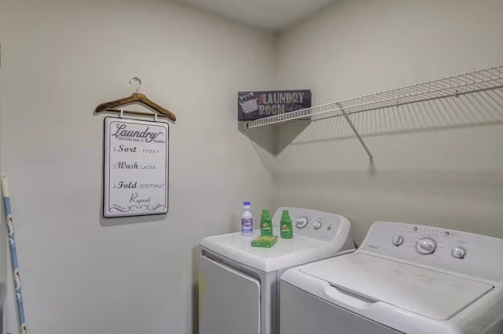 laundry room with washing and driyng machines