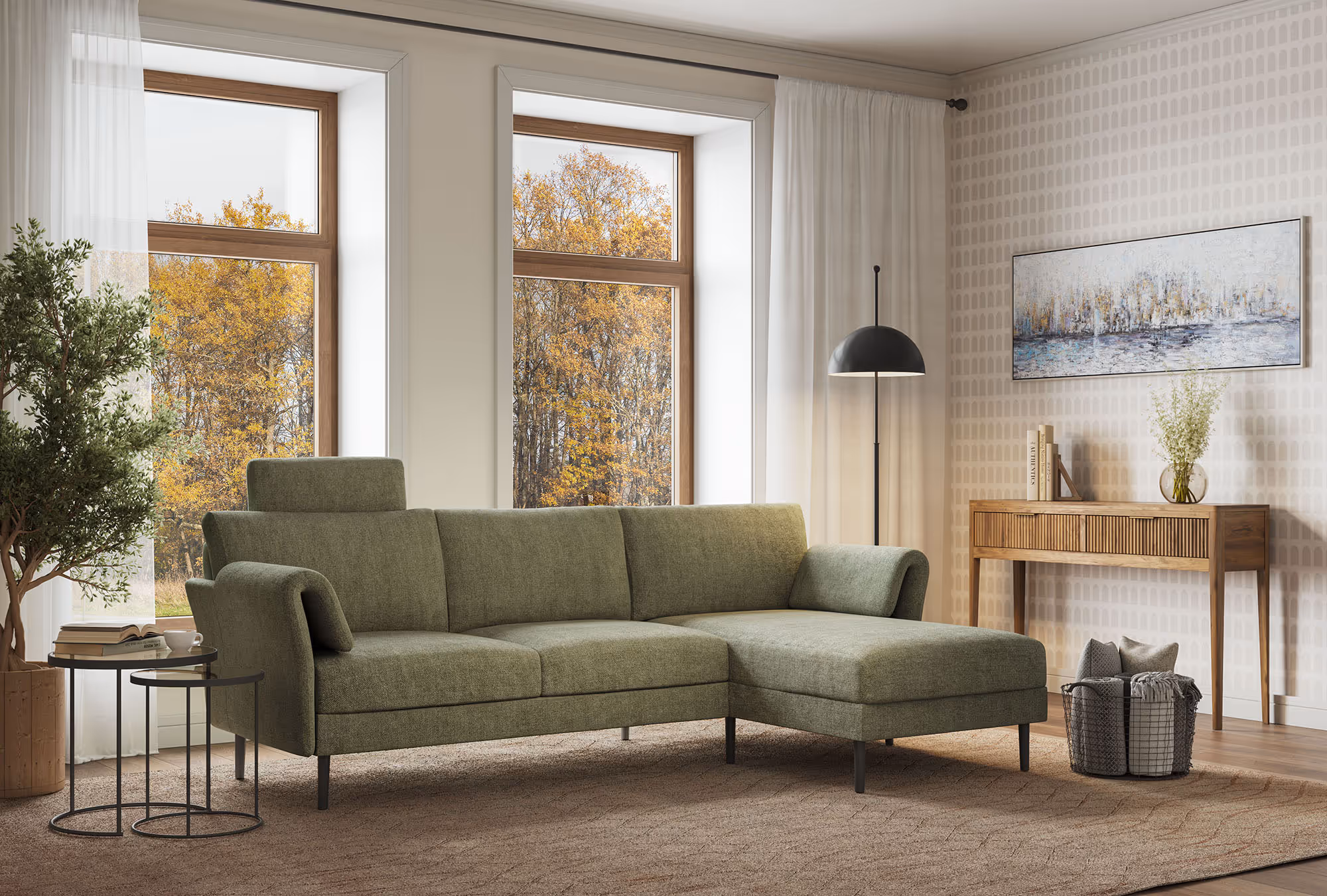 Grüne Couch mit Stehlampe in gemütlichem Wohnzimmer