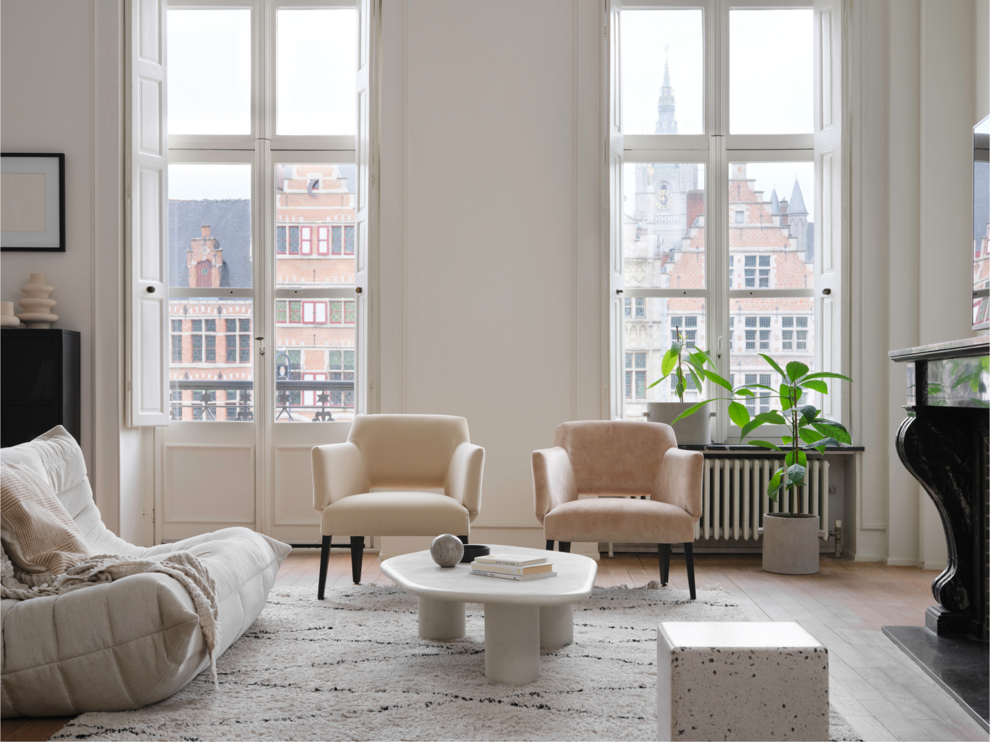 Zwei Relaxsessel im Wohnzimmer direkt vor zwei Fenstern