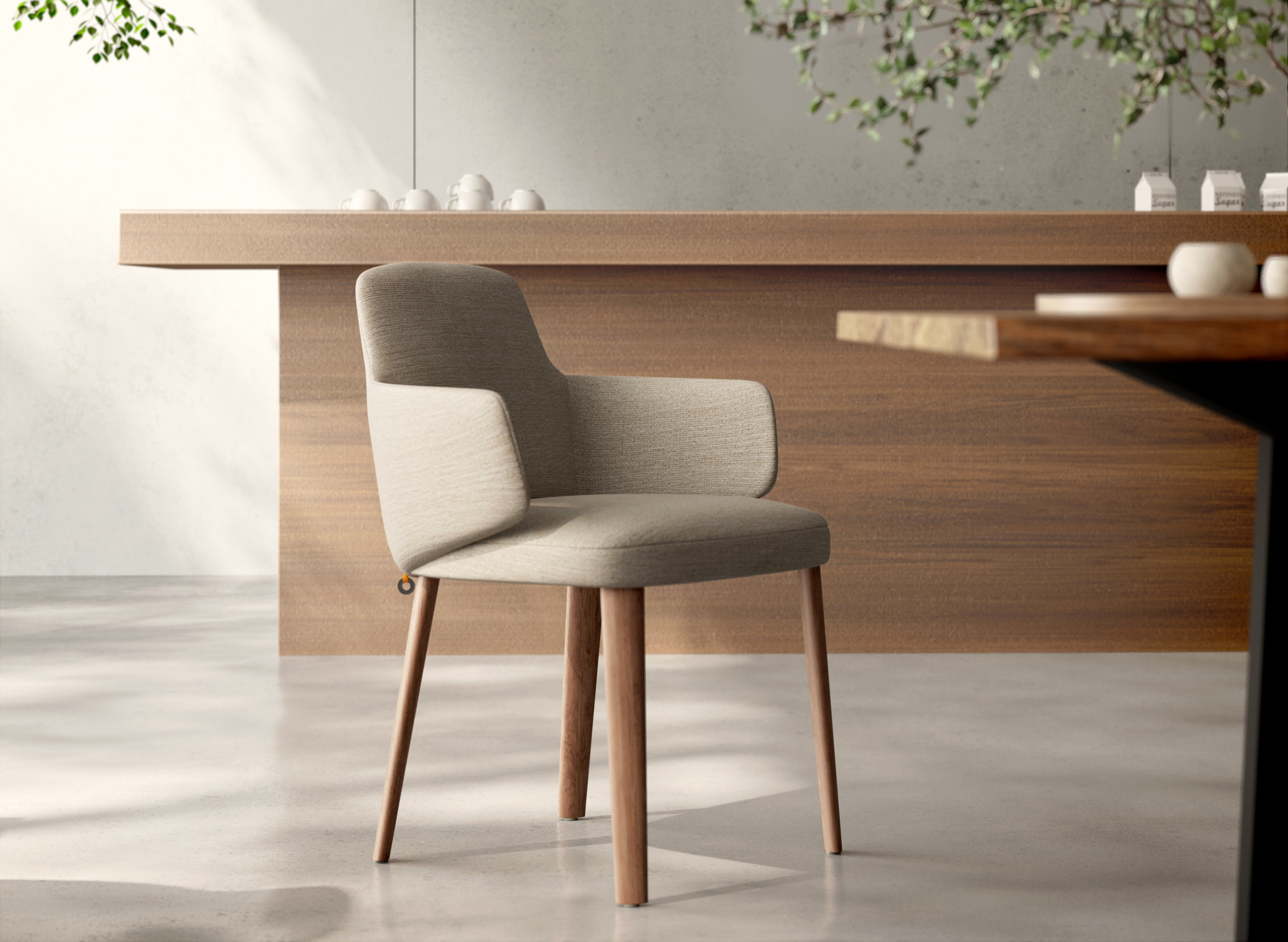 Beiger Stuhl mit Holzbeinen