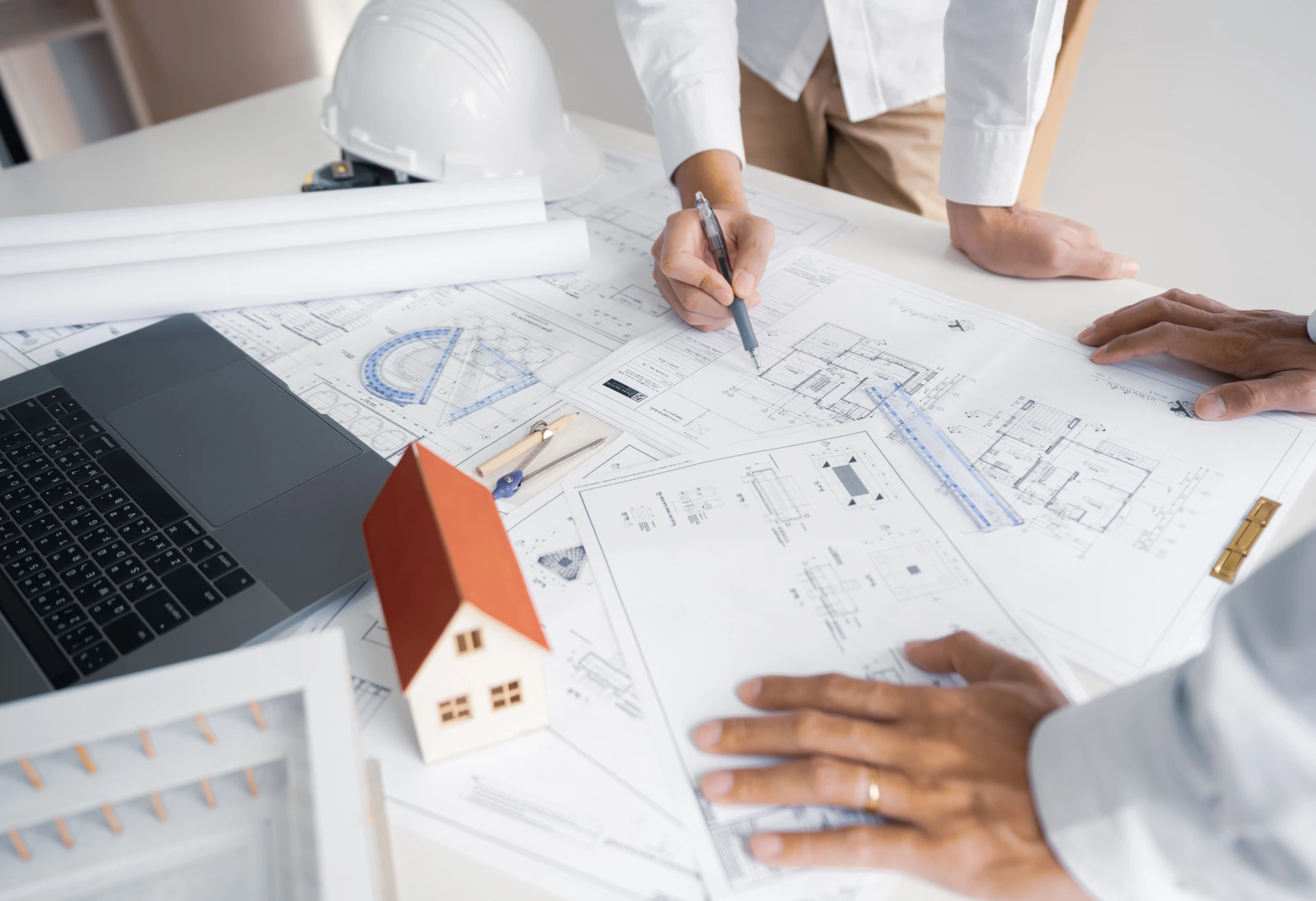 Zwei Hände, die einen Haushaltsplan für ein öffentliches Gebäude halten, auf dem ein großes rotes "Risiko"-Stempel prangt.