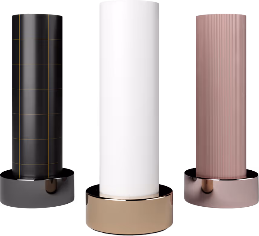 Drei AMIA in Schwarz, Weiß und Rosé in Ladestationen