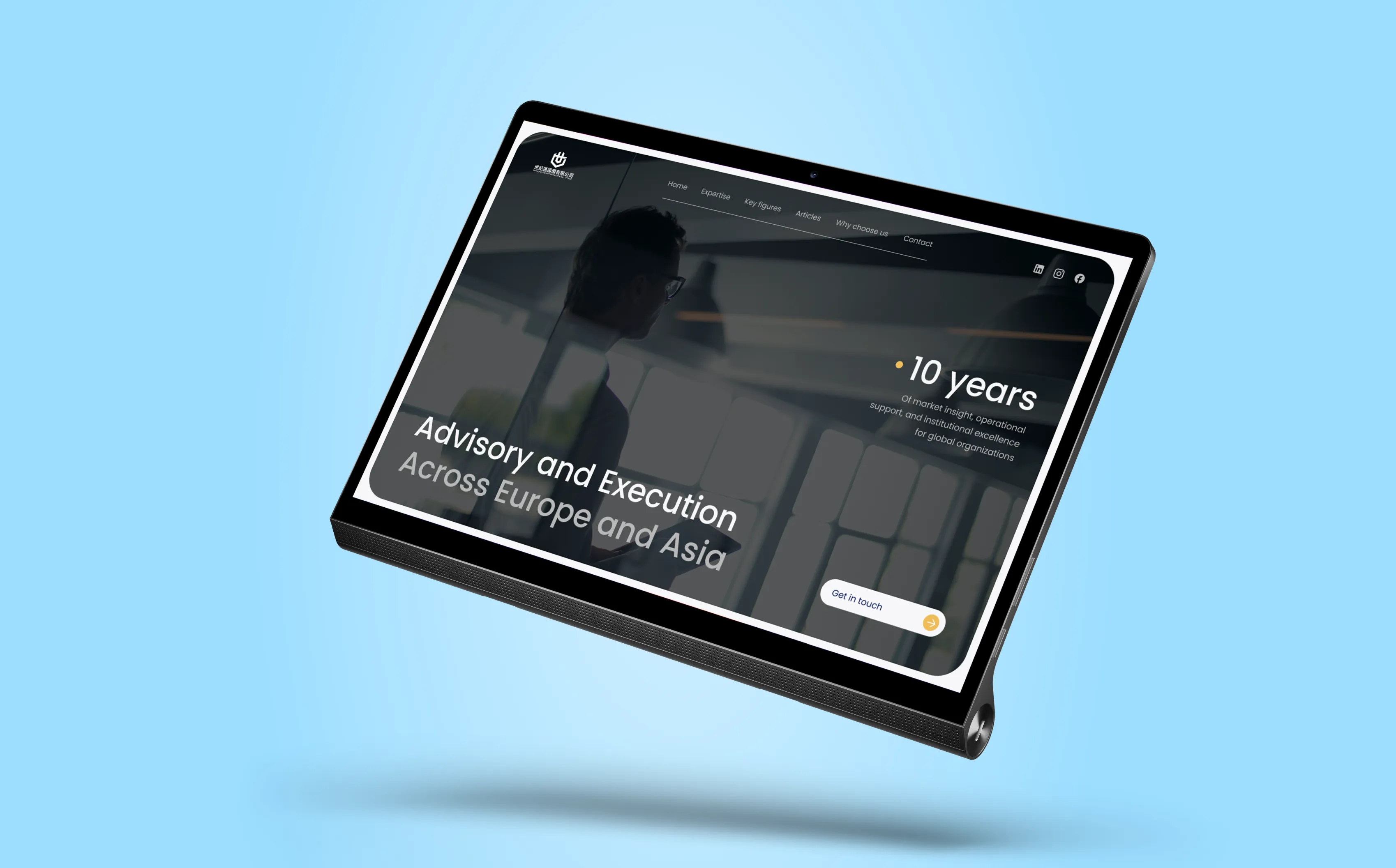 Open laptop displaying a skincare website with a woman's face and lavender flowers alongside French text about personalized beauty care.