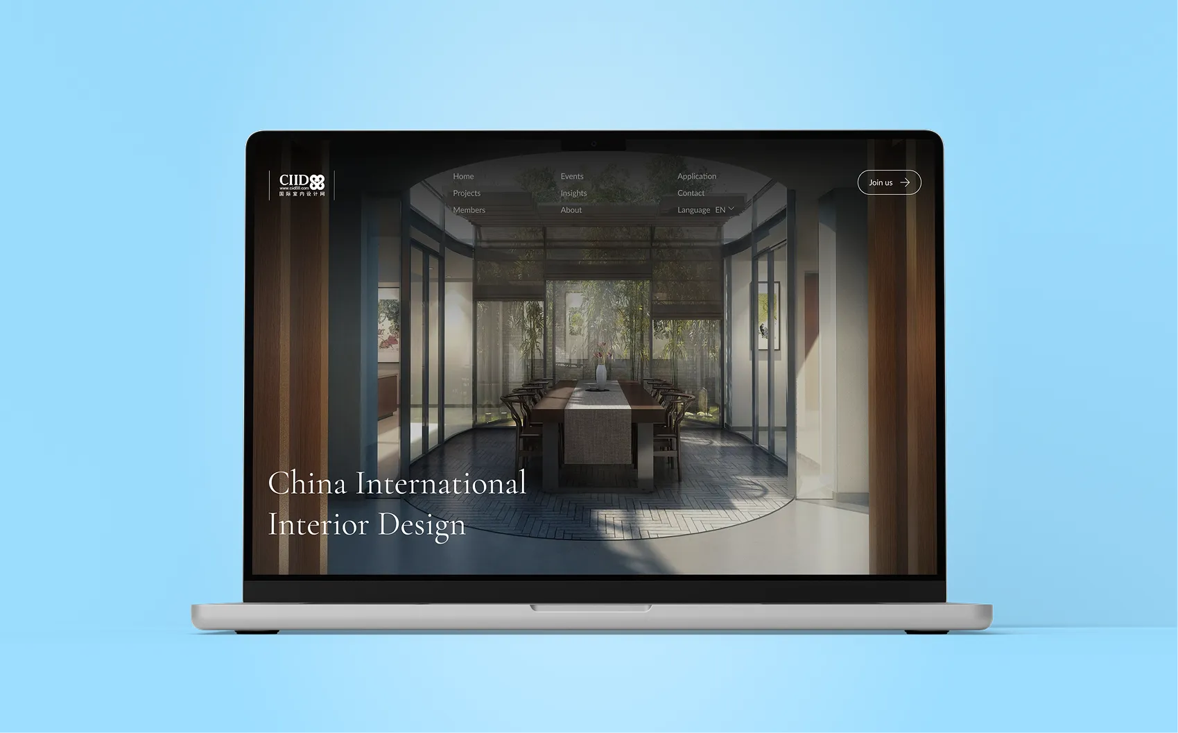 Hand holding smartphone displaying a webpage in French about a creative market and workshops with buttons for learning more and seeing participants.