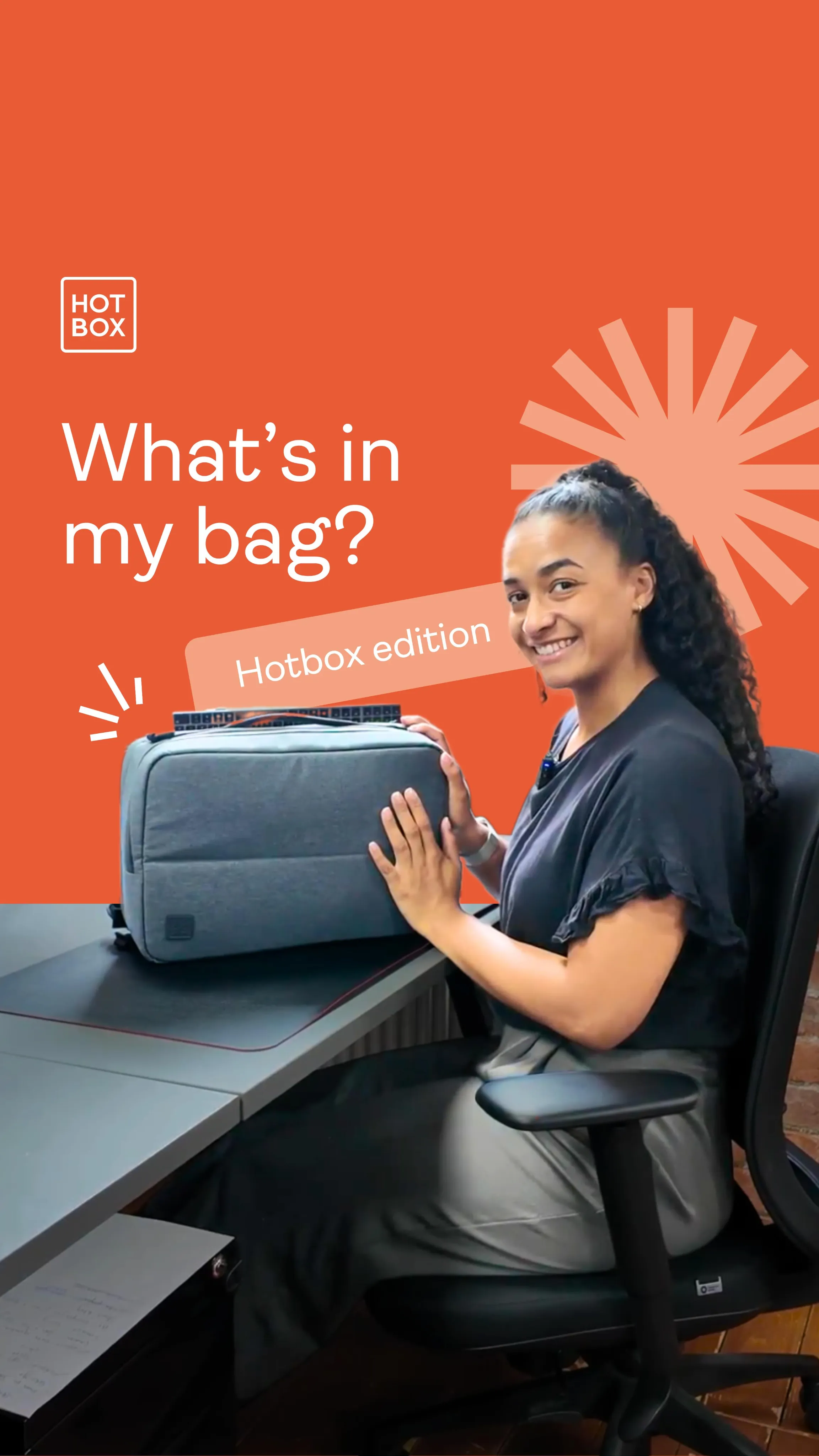 Une femme assise à un bureau avec un sac Hotbox.