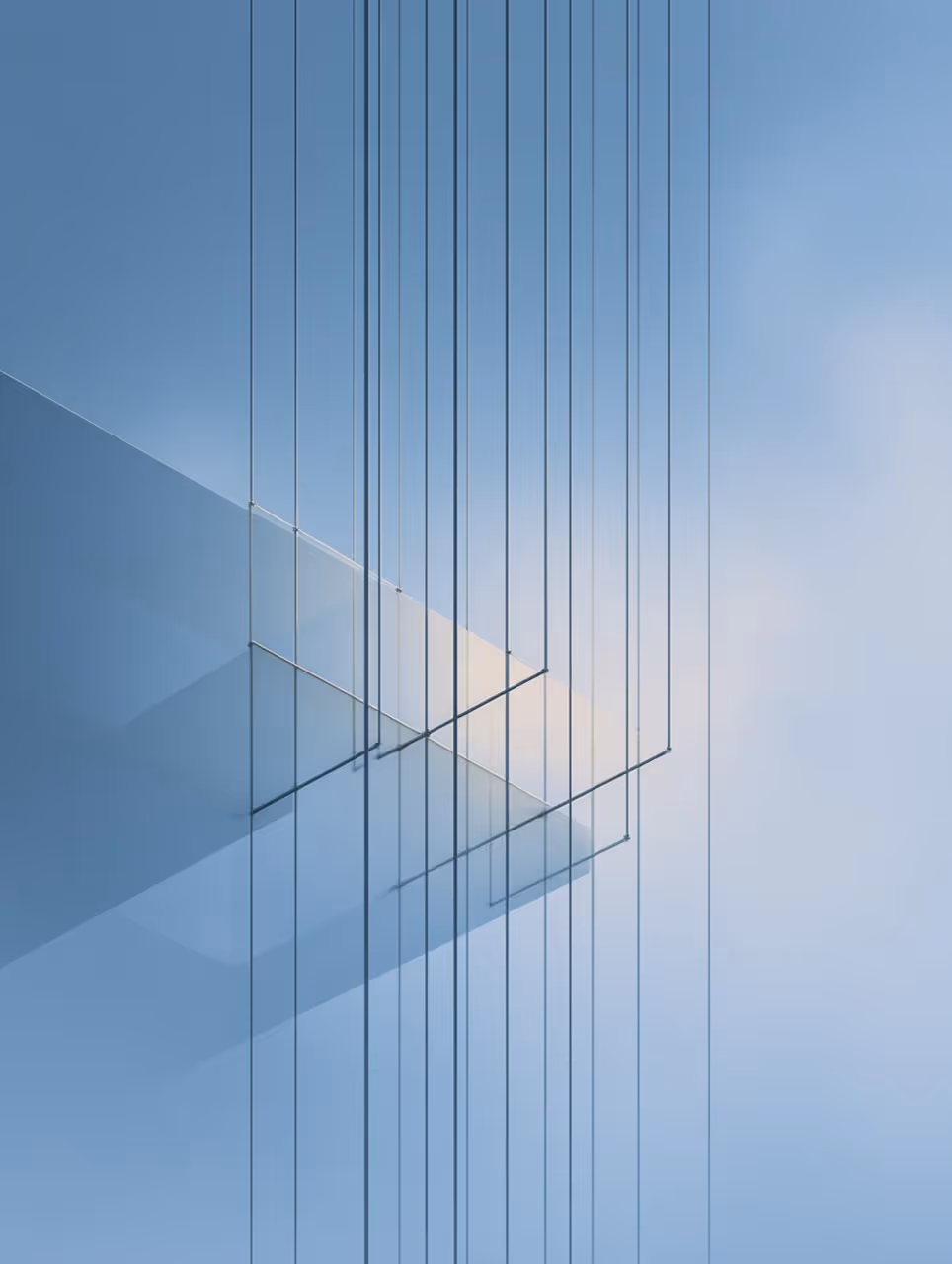 Minimalistisk glassstruktur mot blå himmel