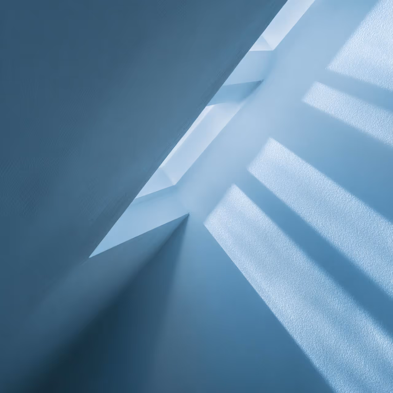 Abstrakt arkitektonisk form med lys og skygge i blåtoner