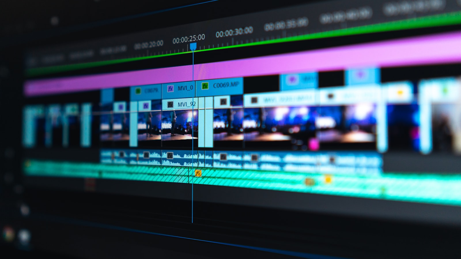 Moniteur de montage affichant plusieurs séquences vidéo
