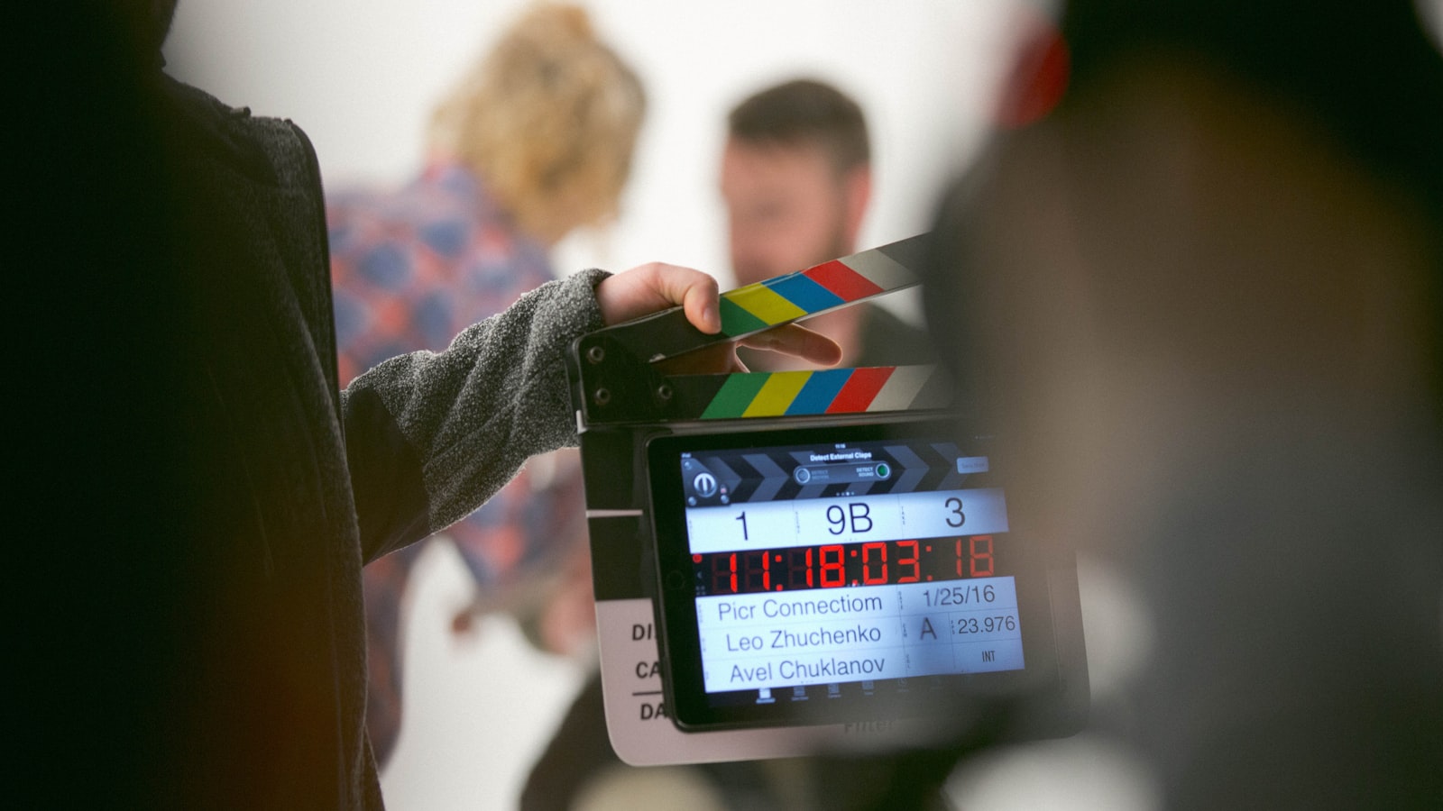 Main tenant un clap de tournage sur un plateau