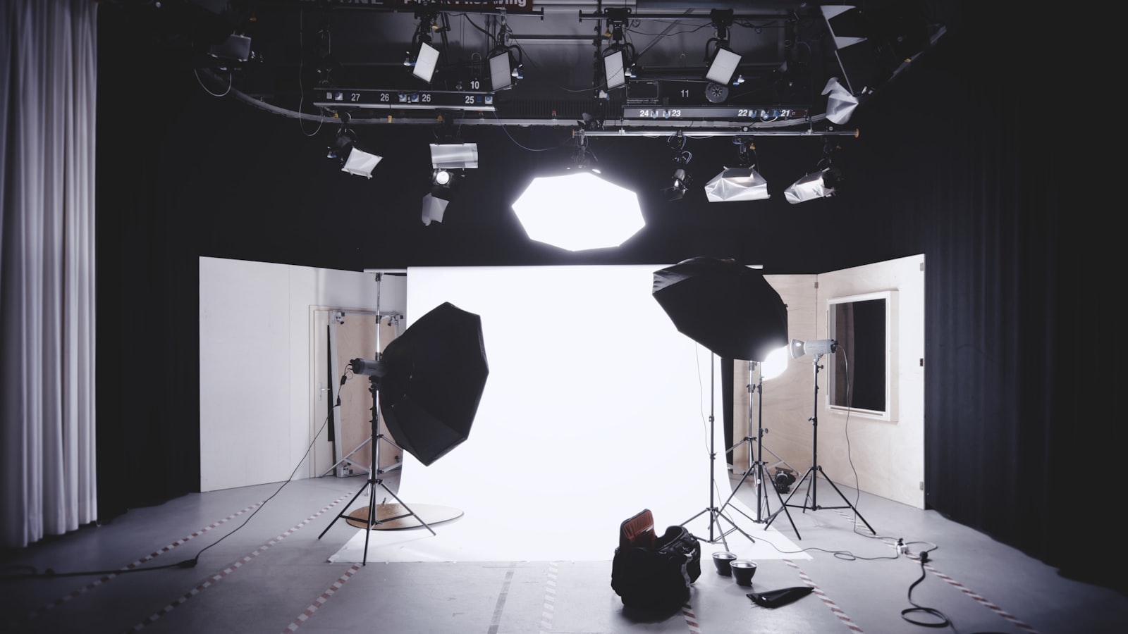 Studio de tournage équipé avec caméra et éclairages