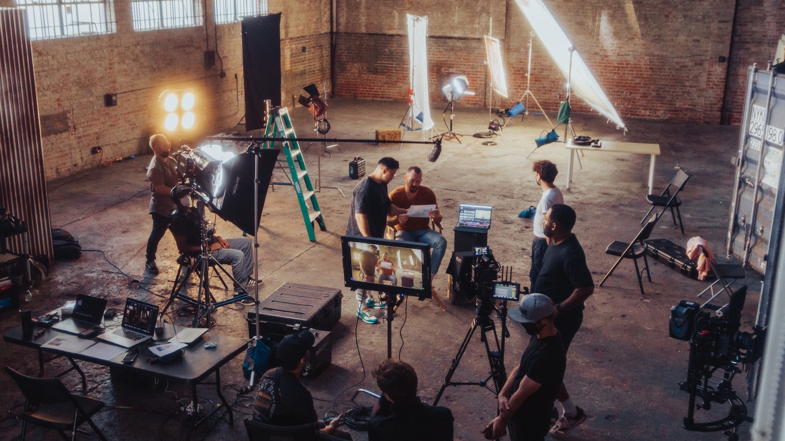 Équipe de production regroupée autour d'une caméra de tournage