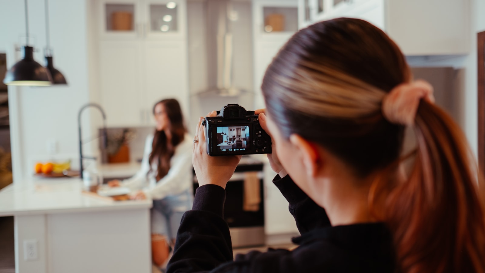 Créatrice se filmant au smartphone dans une cuisine