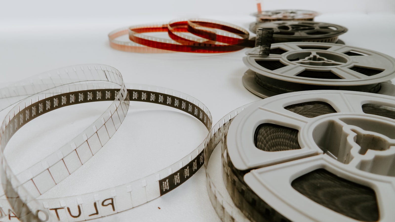 Bobines de film posées sur une table blanche