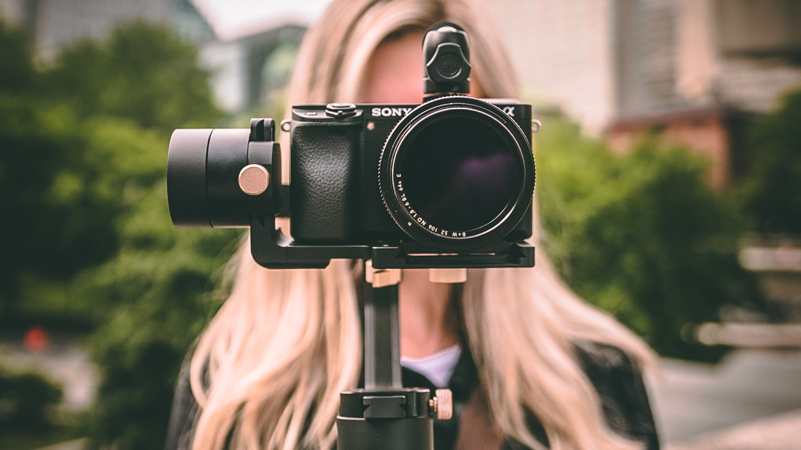 Opératrice stabilisant une caméra sur gimbal en tournage