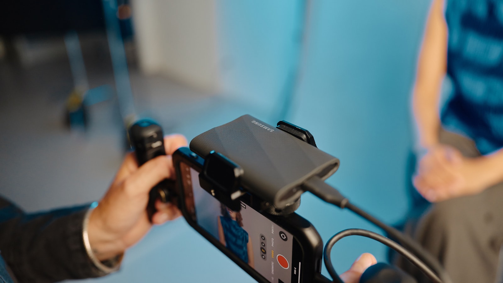 Créateur filmant un contenu UGC avec son téléphone