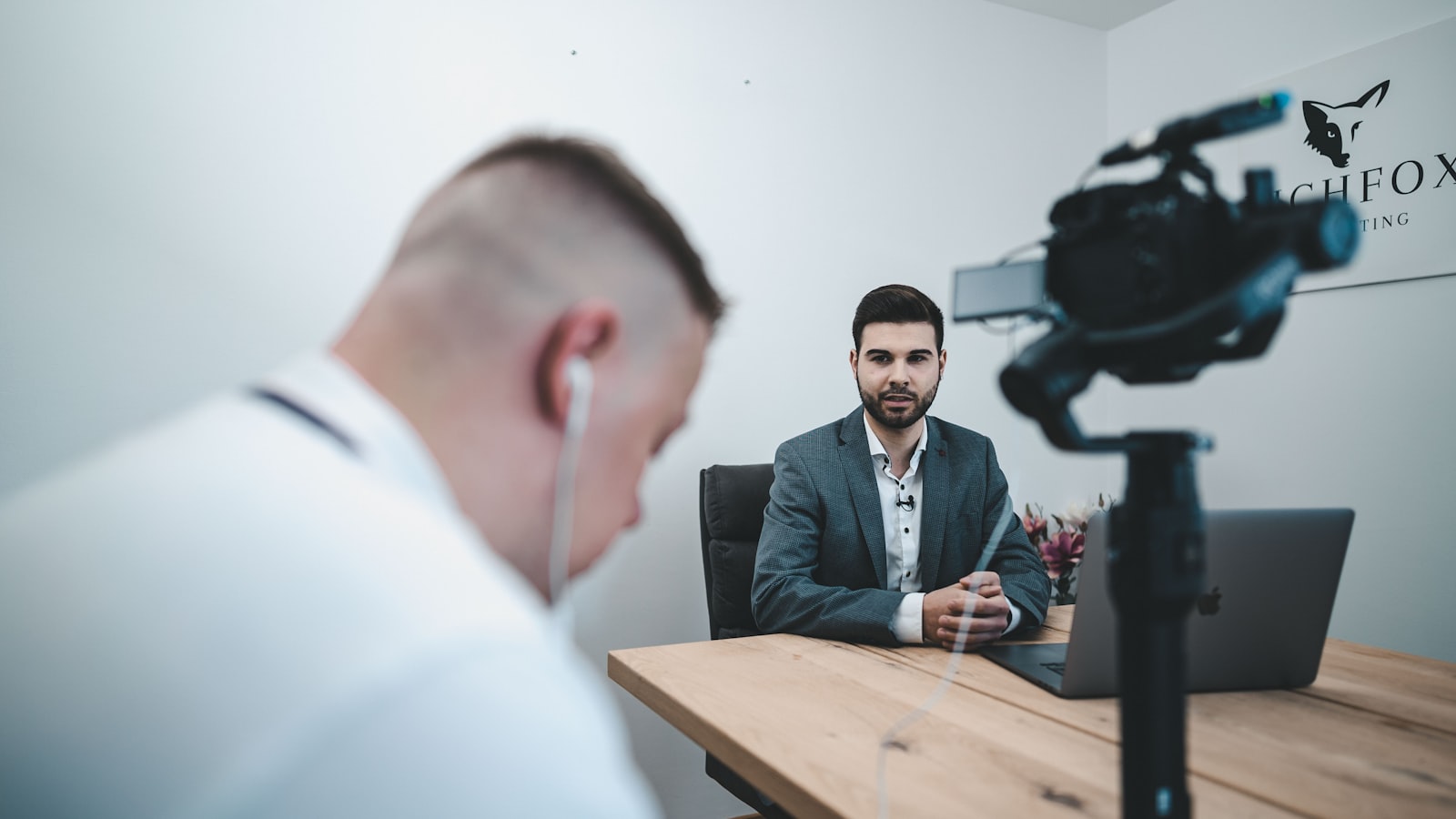 Dirigeant en costume assis à une table lors d'une interview filmée