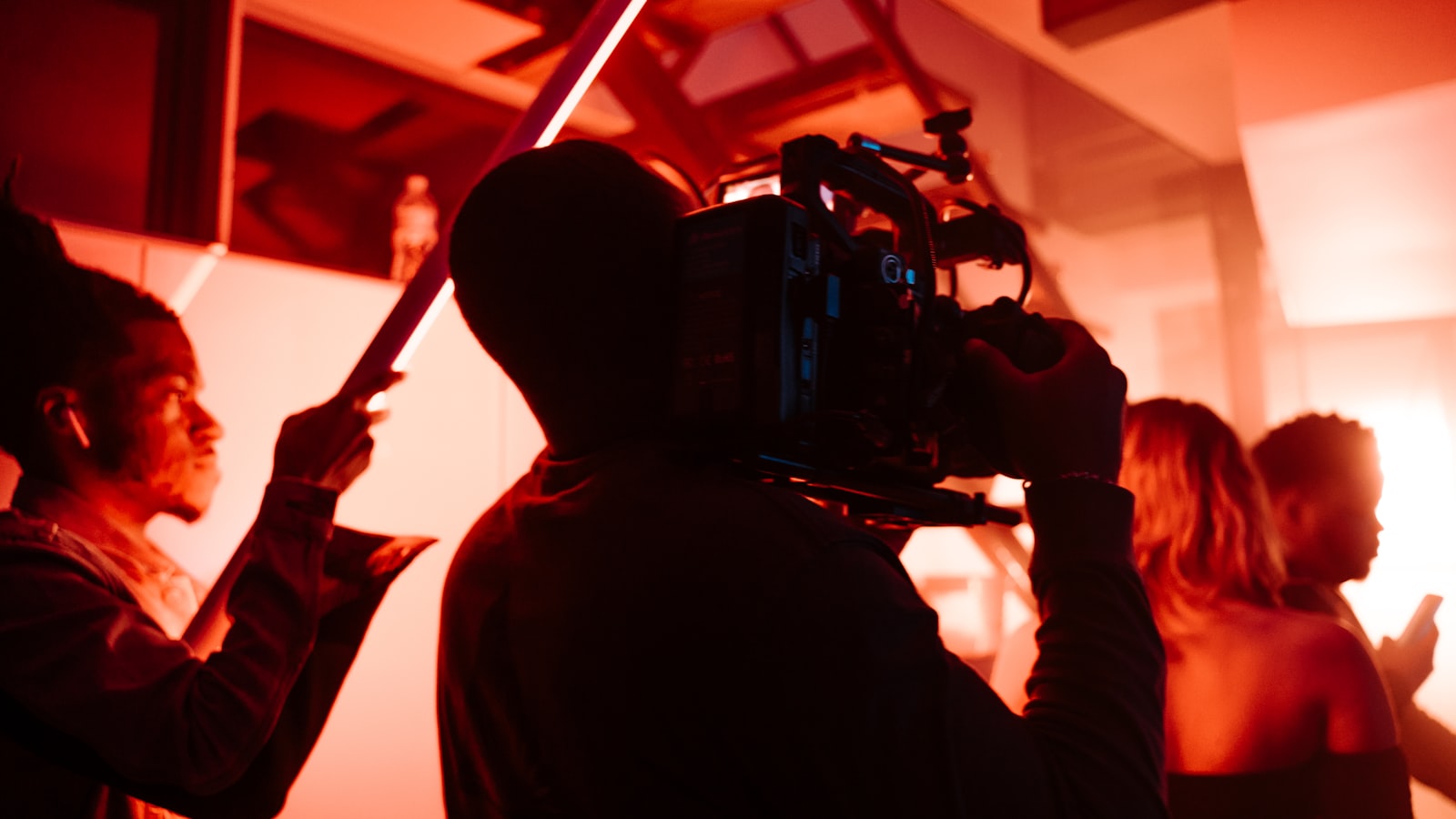Opérateur caméra sous les projecteurs d'un plateau de tournage