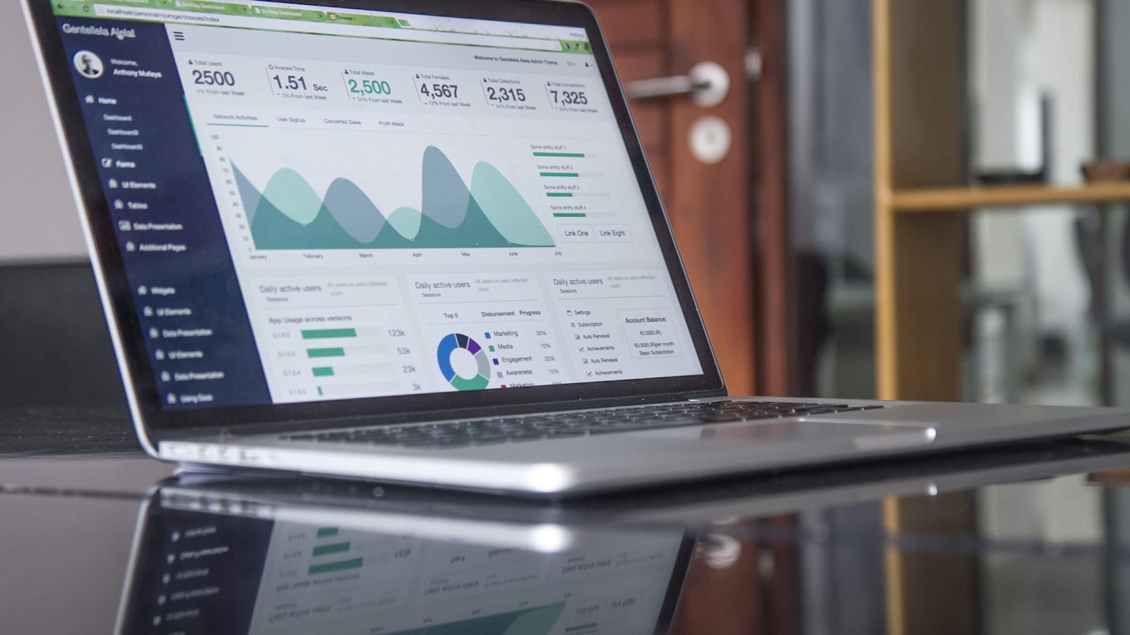 Ordinateur portable affichant des graphiques de statistiques