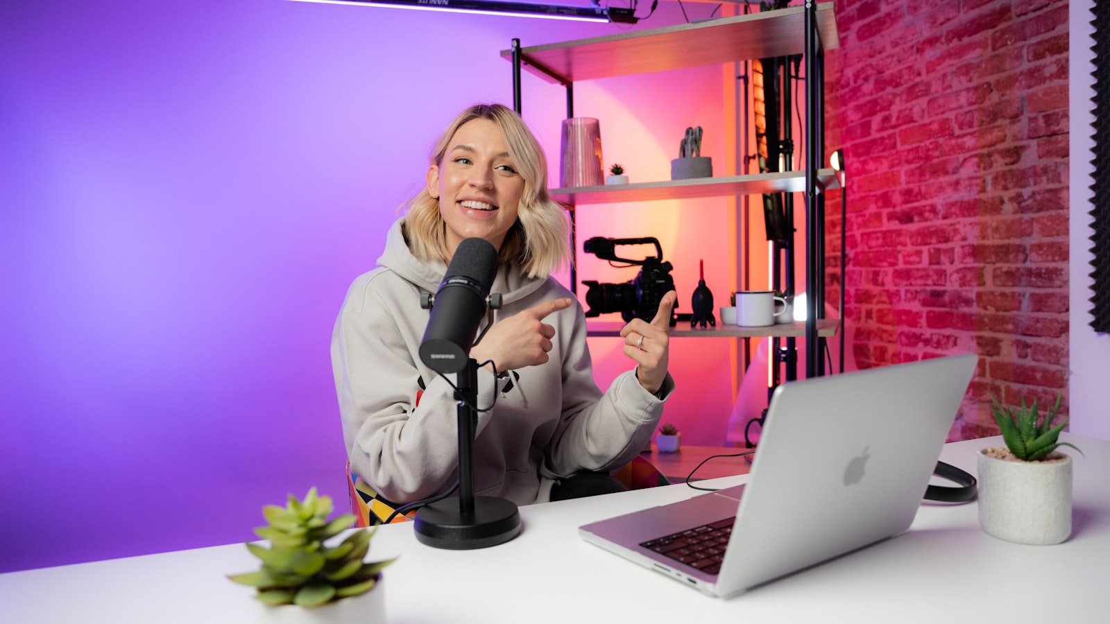 Créatrice installée devant un ordinateur portable en studio
