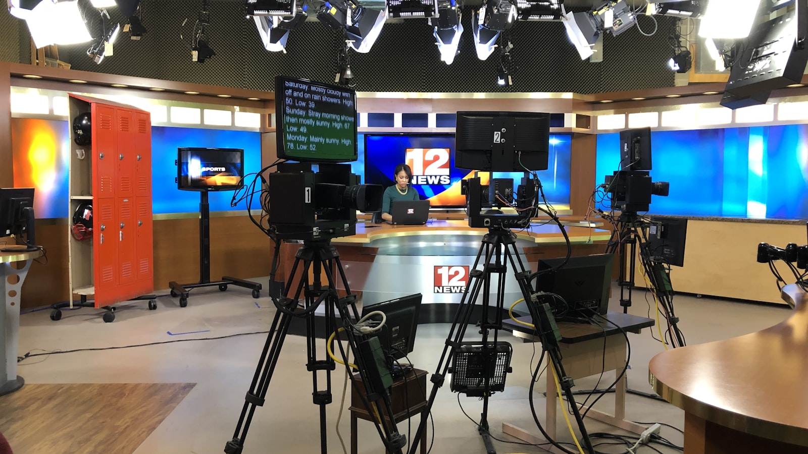 Plateau de télévision équipé de caméras et de projecteurs
