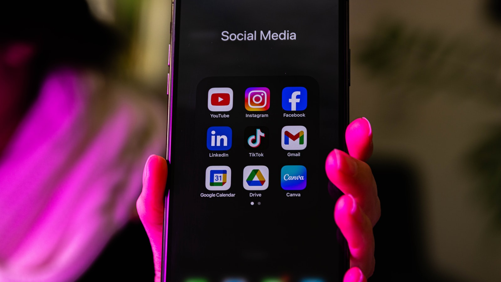 Smartphone affichant les icônes d'applications de réseaux sociaux