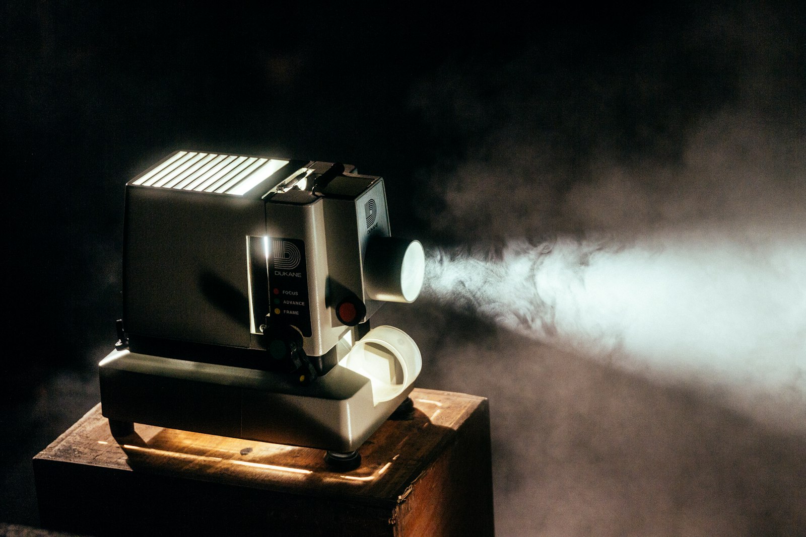 Projecteur de cinéma diffusant un faisceau de lumière dans l'obscurité