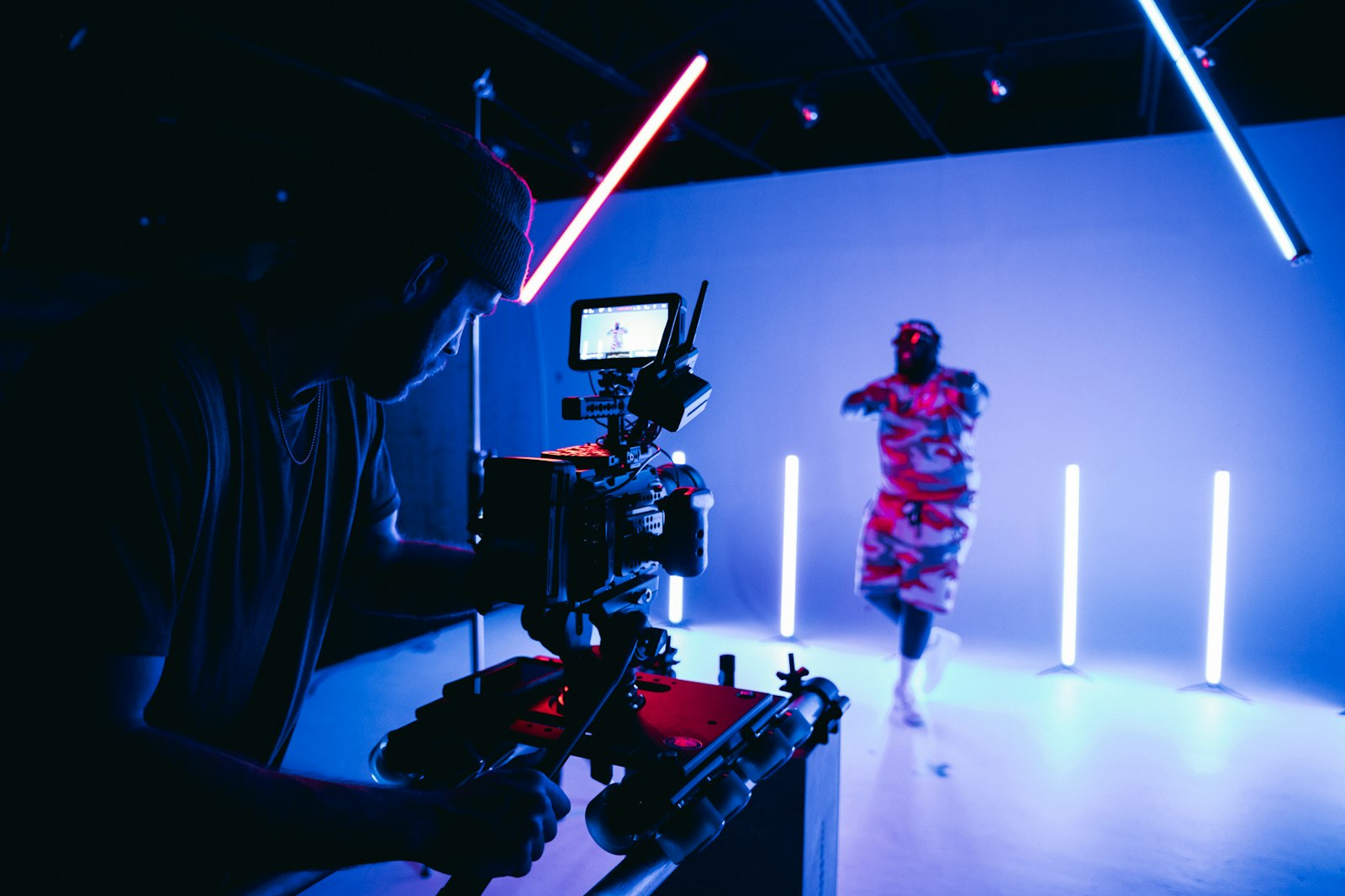 Équipe de tournage sur un plateau de production vidéo