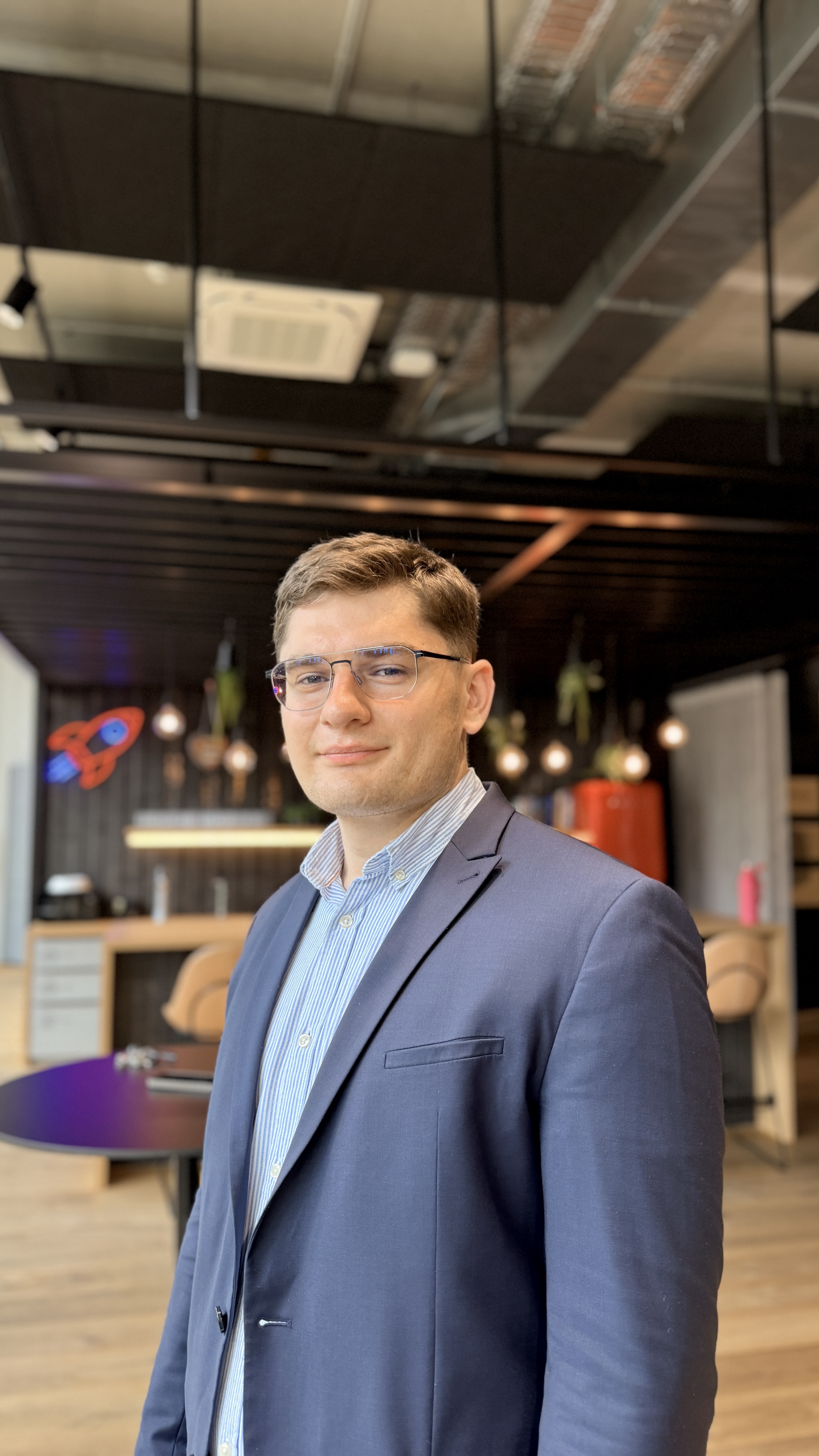 <subject>[headshot] image of customer (for a productivity tools business)</subject>
